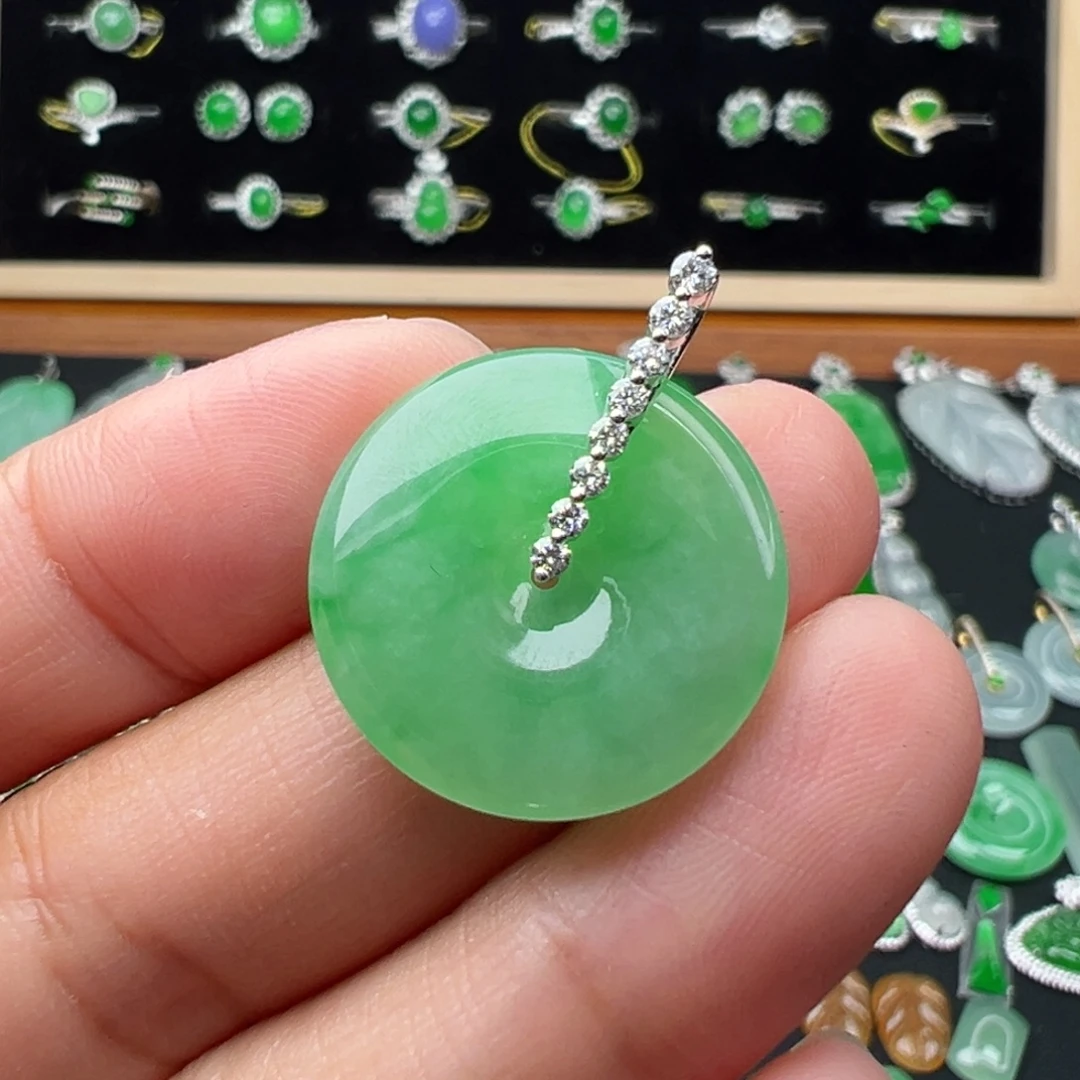 翡翠18K金镶嵌颈饰扣