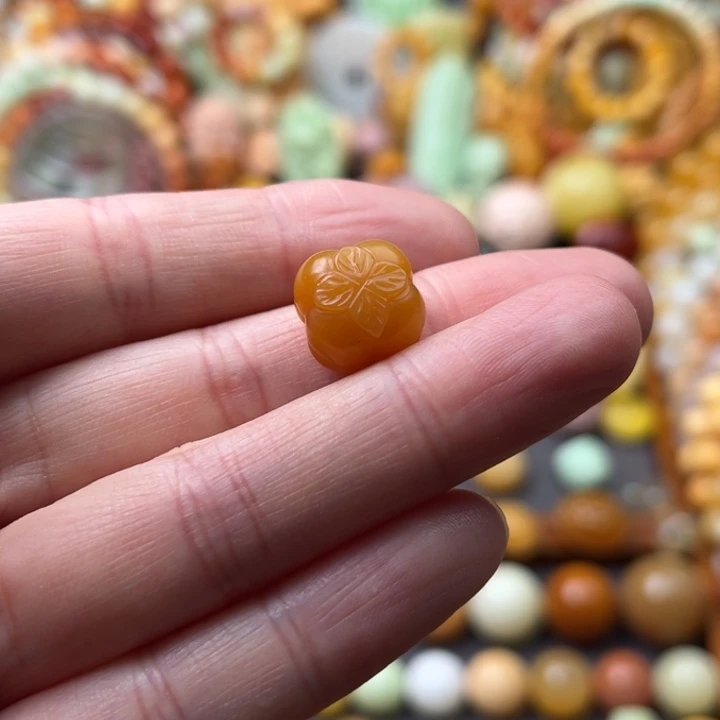 石英质玉（缅黄）未镶嵌珠宝半成品捡漏柿子