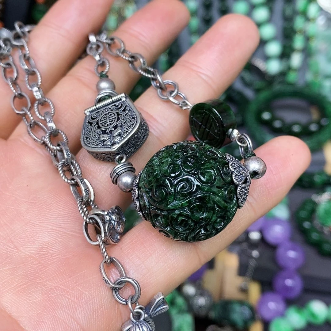 颈饰未镶嵌翡翠漂亮美眉