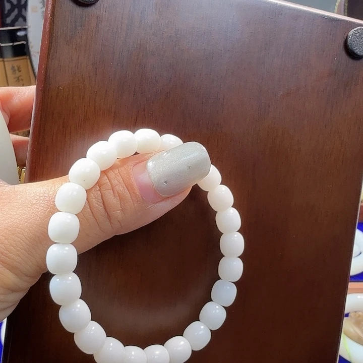 岁***）和田玉未镶嵌手链