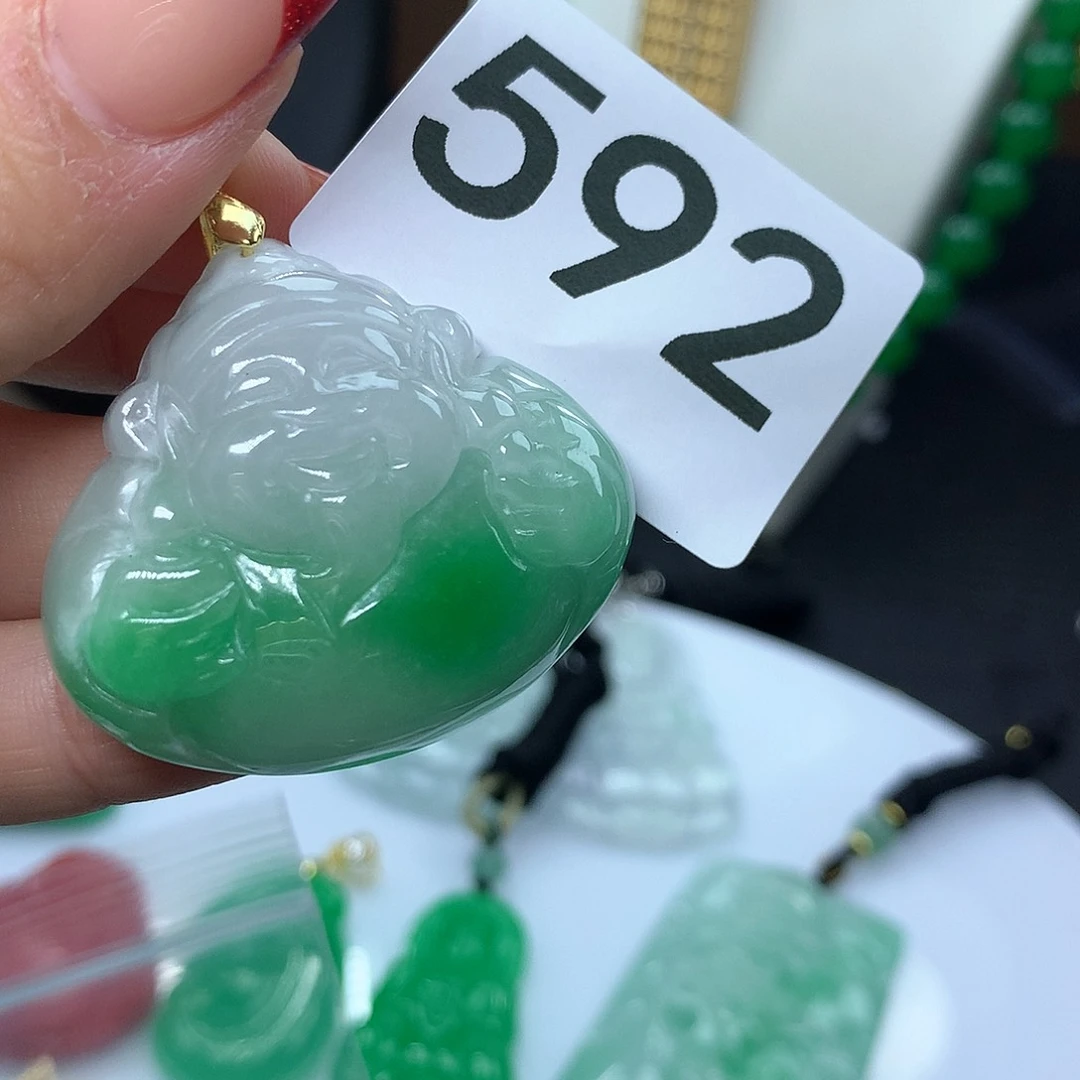 翡翠吊坠(赠链)未镶嵌