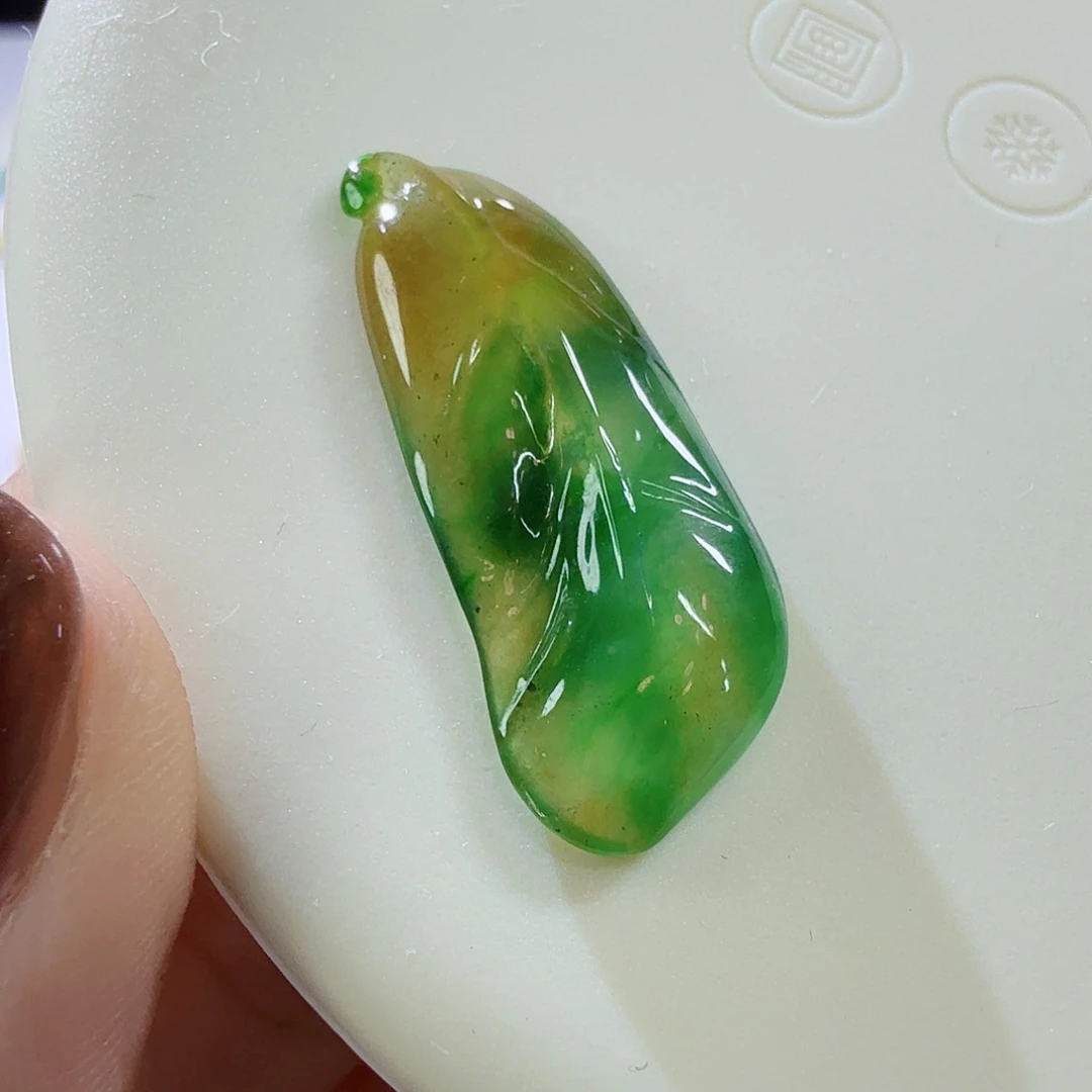 翡翠未镶嵌颈饰黄加绿