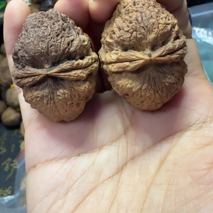 明***心文玩核桃吊坠七彩蜂窝蝴蝶蟾红唇