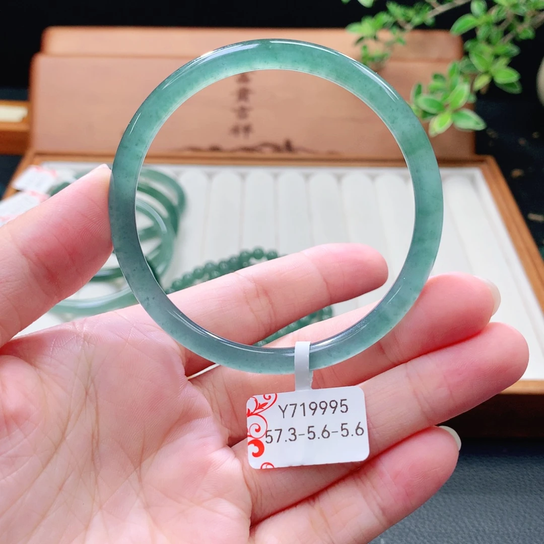 翡翠未镶嵌手镯（圆镯）