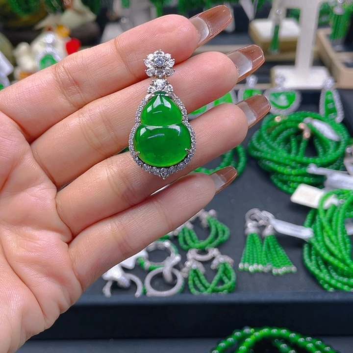 翡翠未镶嵌颈饰葫芦