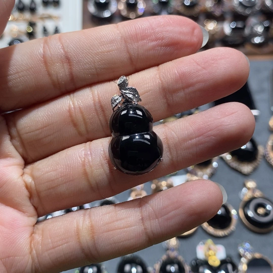 颈饰18K金镶嵌翡翠墨翠葫芦