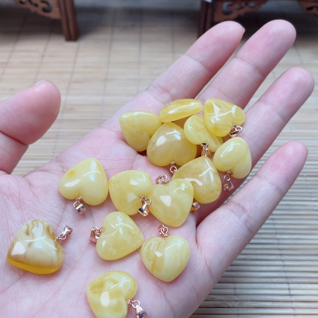 蜜蜡未镶嵌裸石多样性发其中一个