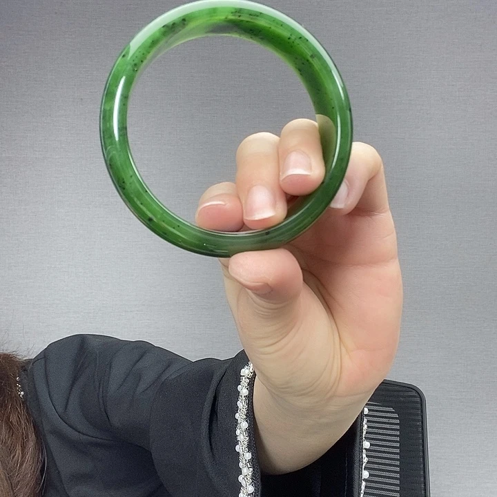 我****和田玉未镶嵌手镯