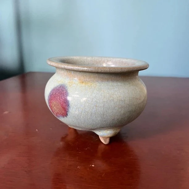 150 元钧 天青釉挂紫斑三足炉