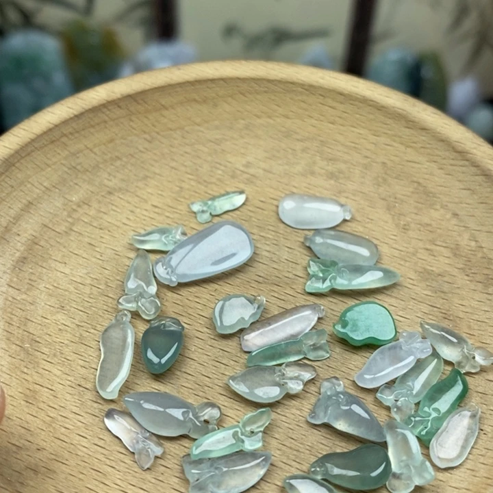 翡翠未镶嵌颈饰小配饰一个