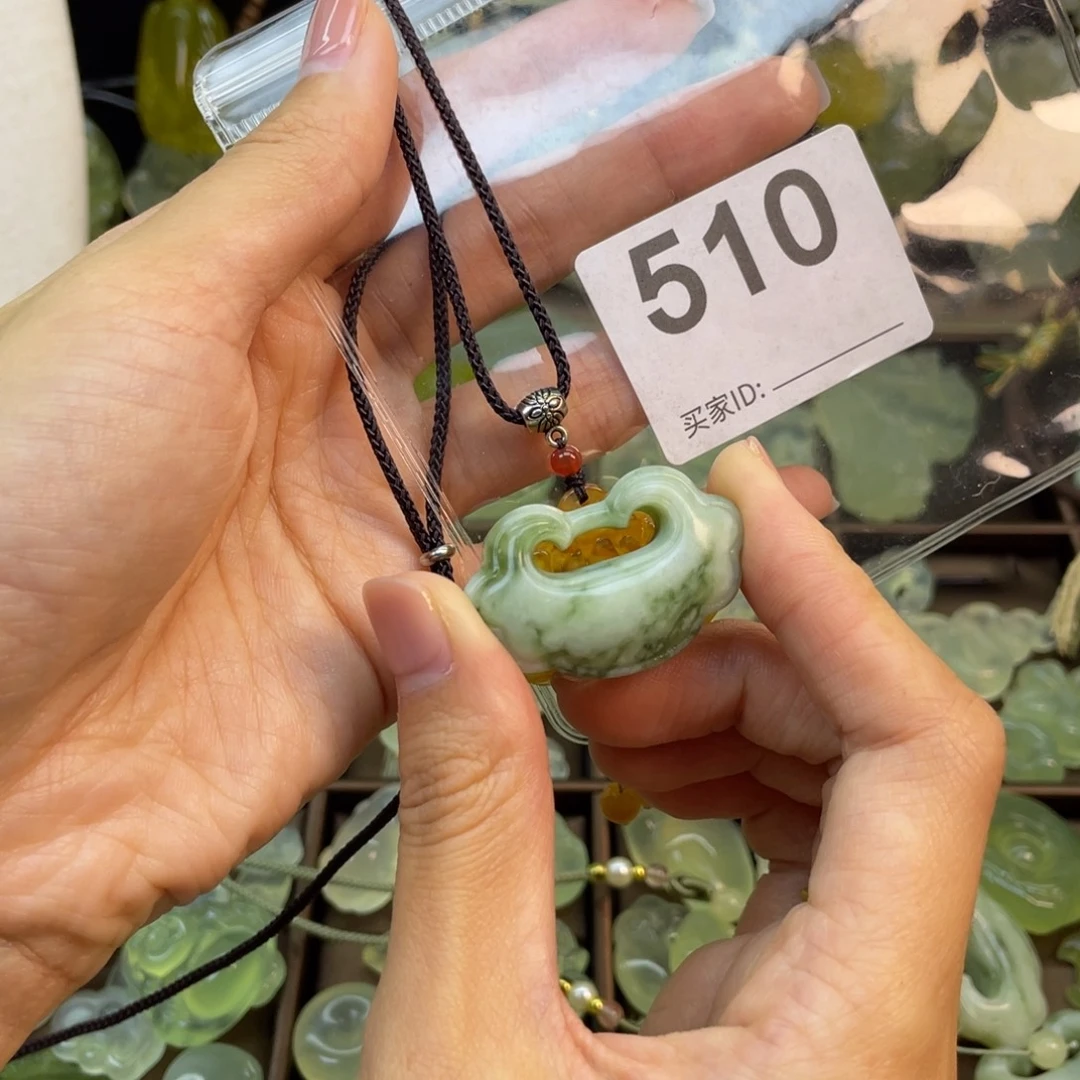 如***！蛇纹石玉未镶嵌颈饰