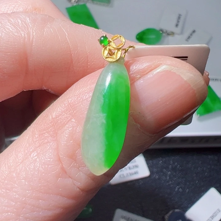 颈饰18K金镶嵌翡翠