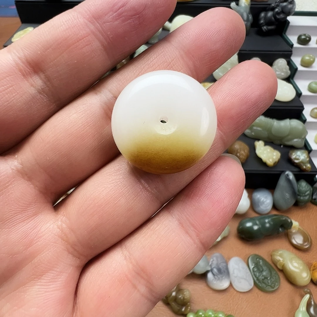 R***d和田玉（糖玉）未镶嵌珠宝半成品