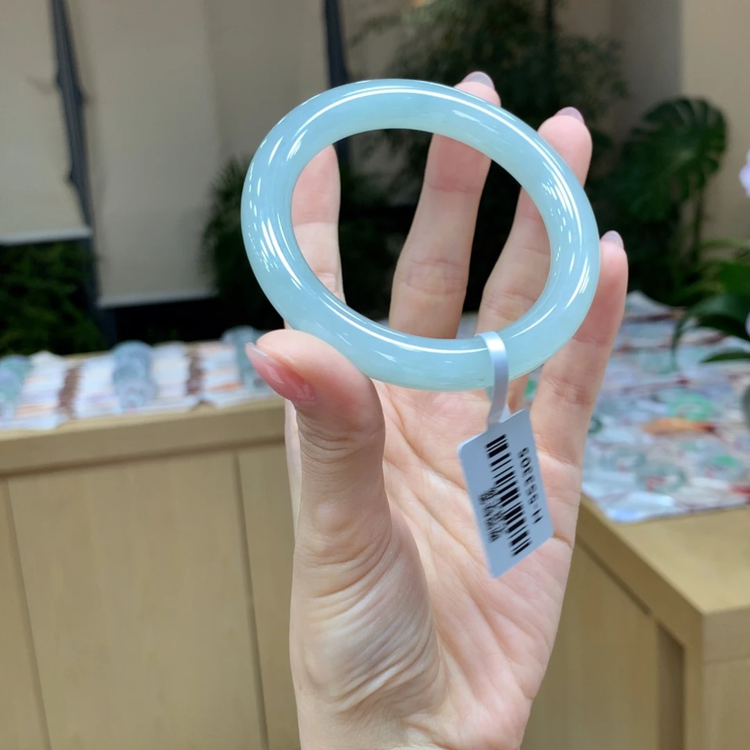 翡翠手镯未镶嵌不退不换