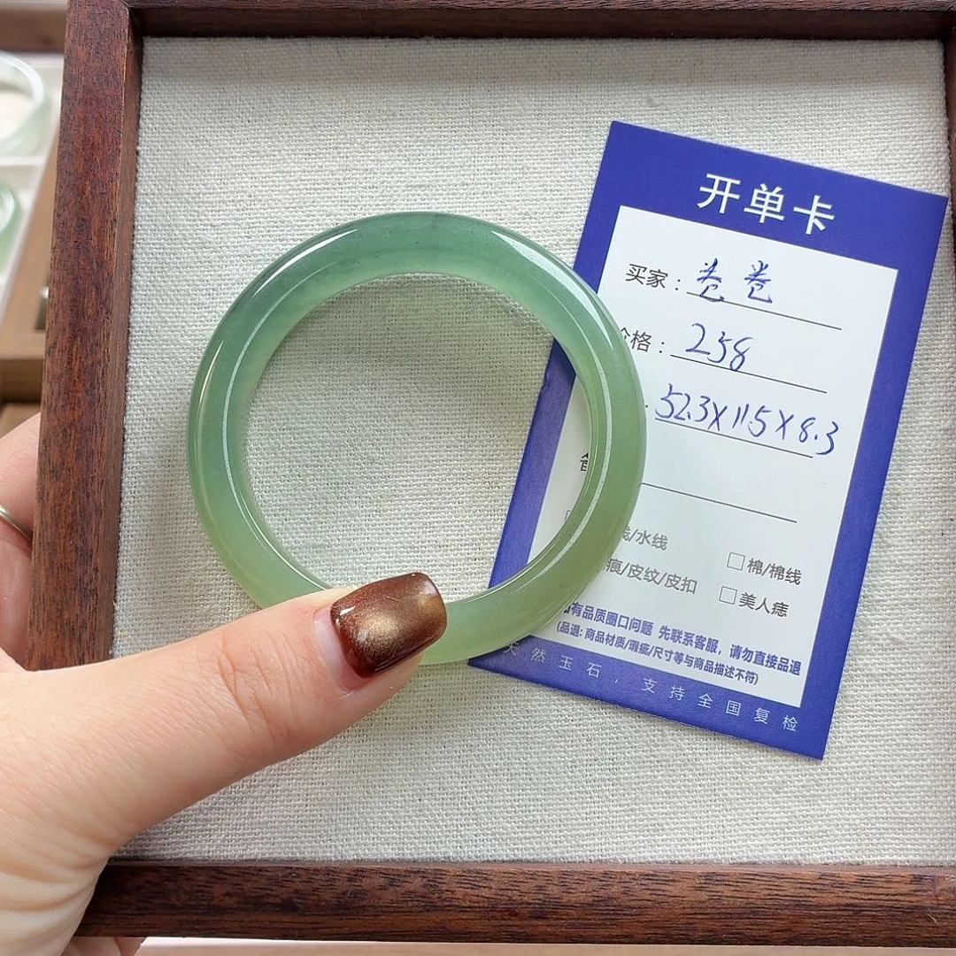 卷***卷石英质玉未镶嵌手镯