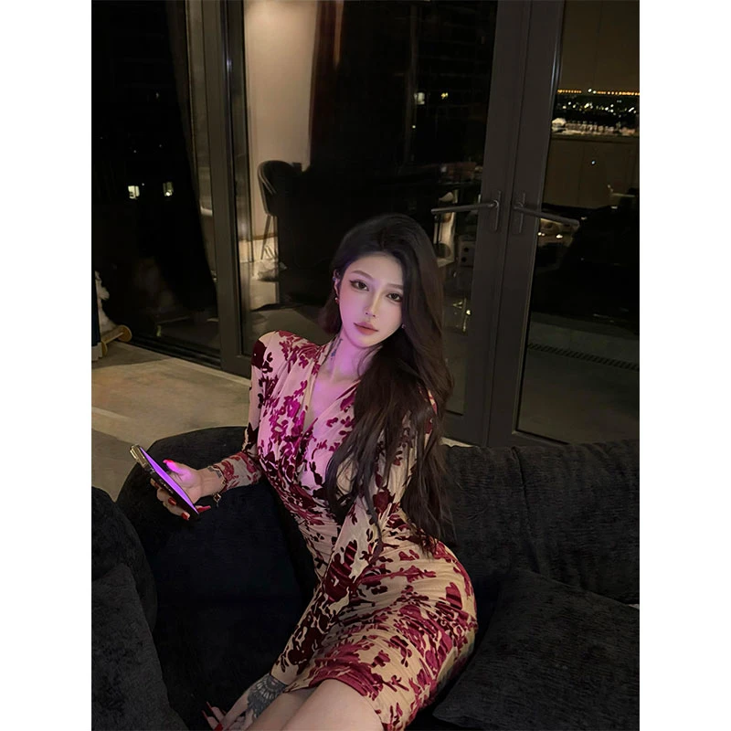 2025年春季新款气质chic网红御姐纯欲风V领连衣裙女显瘦包臀短裙