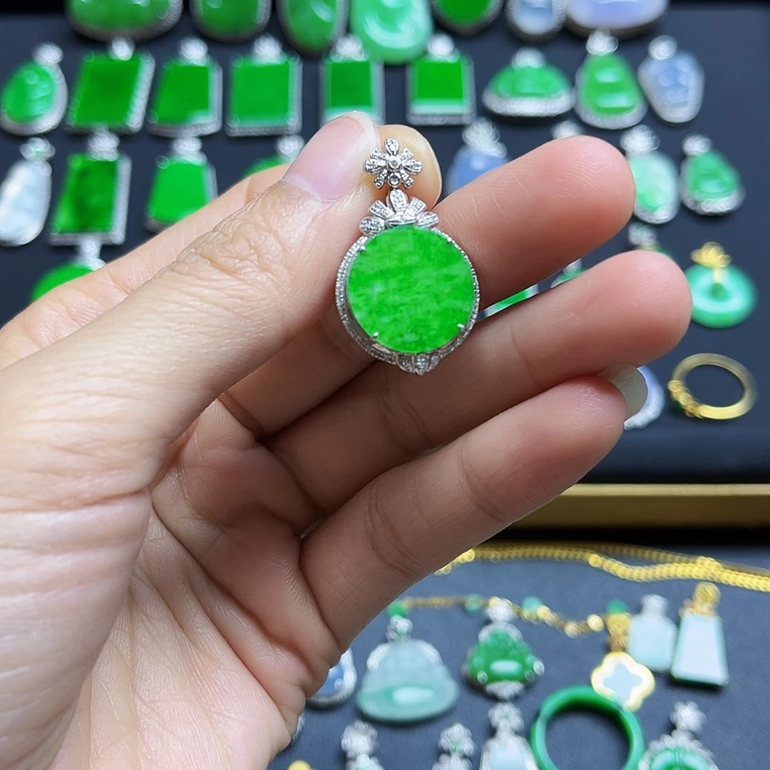 翡翠18K金镶嵌颈饰