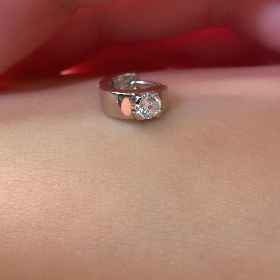 钻石耳饰18K金镶嵌单钻10分6mm耳骨一只