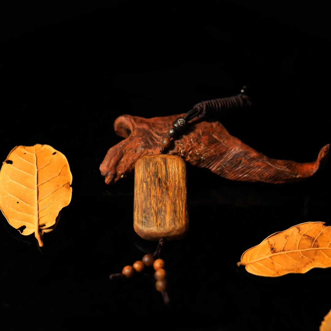 沉香【小七沉香阁】尖峰岭天然树芯油老白棋无事牌多样性发其一