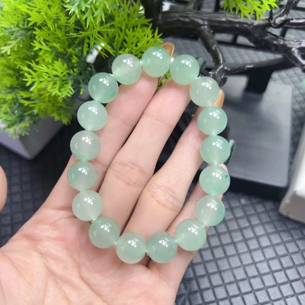 11mm天然石英质玉石非洲翠高冰晴底飘一丝花手串