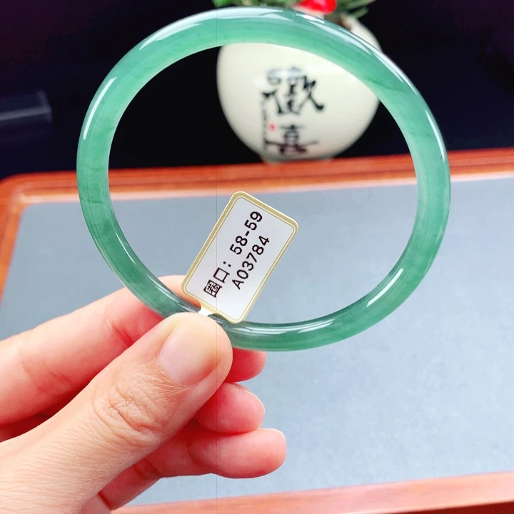 未镶嵌手镯翡翠圆镯