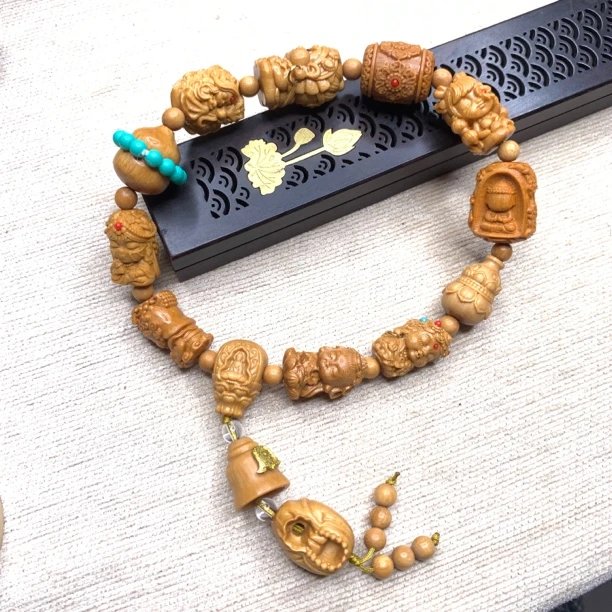 各种佛类配件，手持，车挂件，保安安平平！