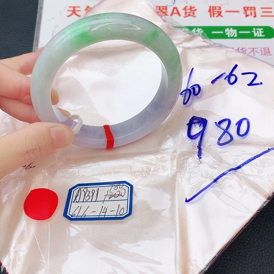 翡翠手镯未镶嵌翡翠