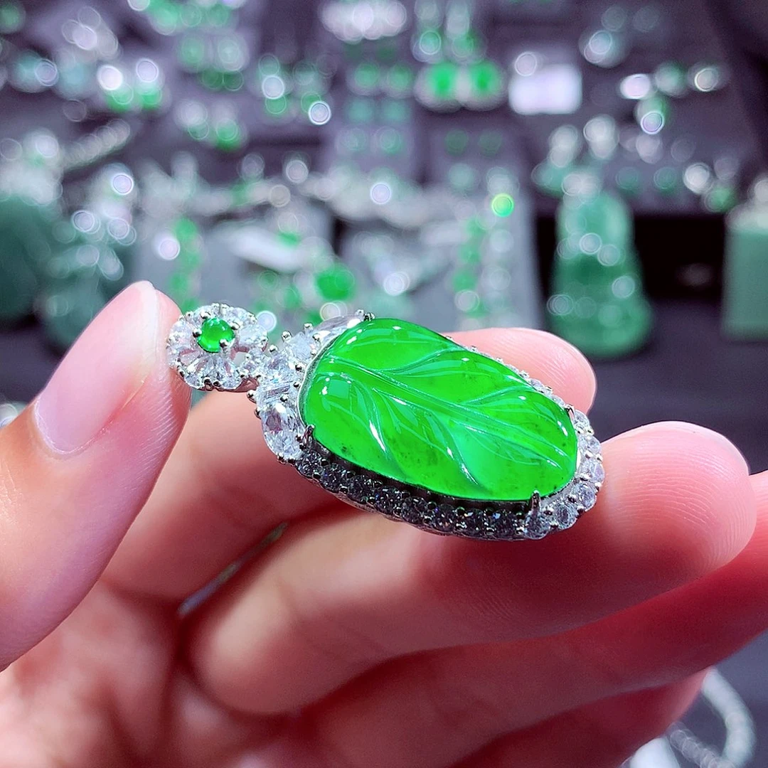 翡翠未镶嵌颈饰挂件