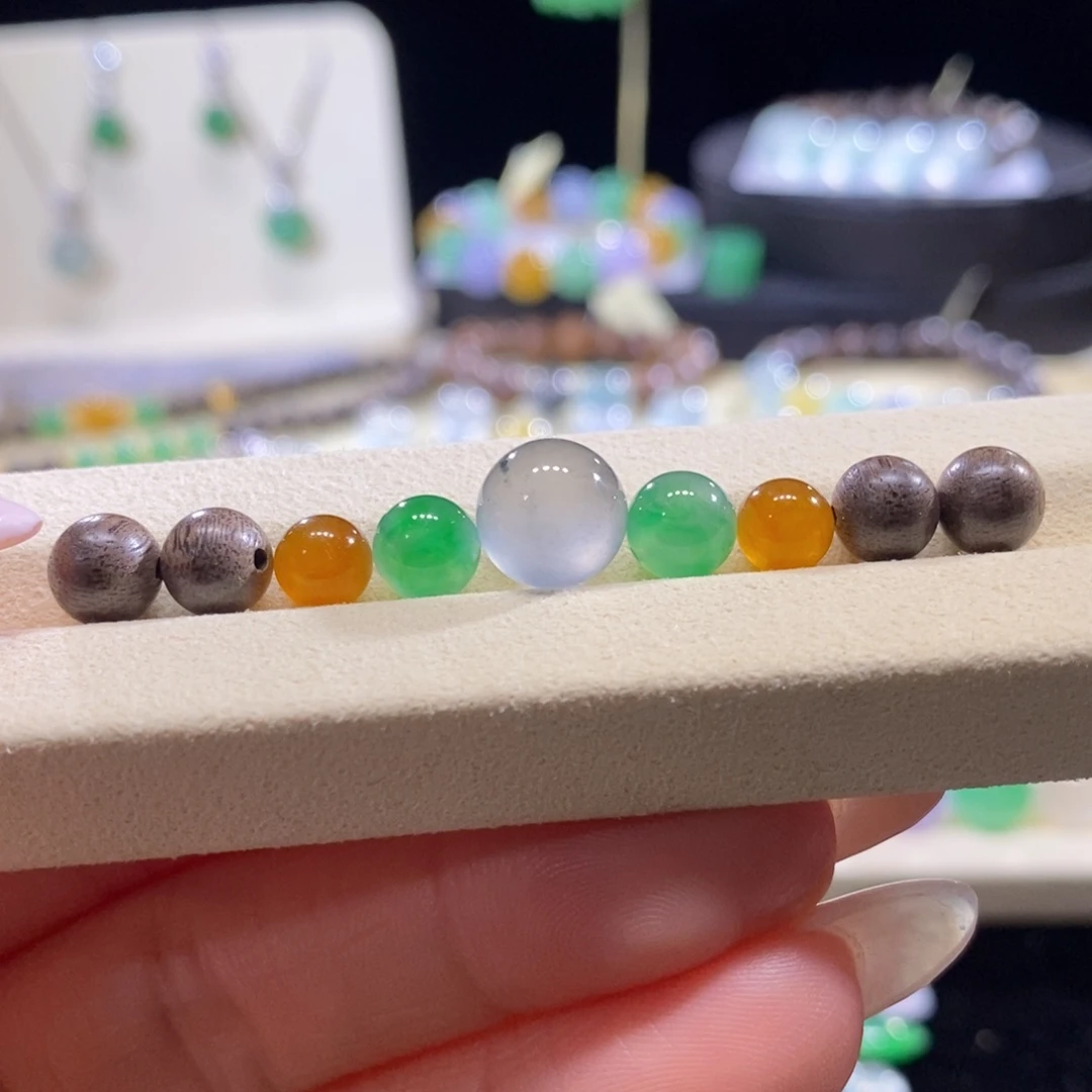 翡翠未镶嵌颈饰翡翠高级感搭配