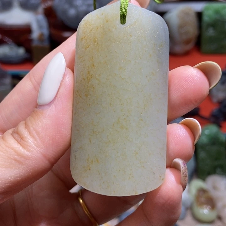 和田玉未镶嵌颈饰诗**方