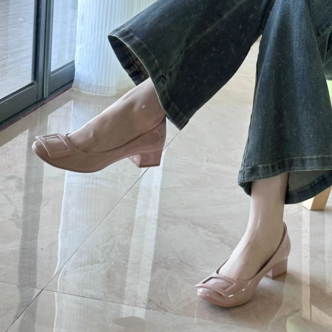 裸粉色单鞋2025年秋季新款经典方扣漆皮圆浅口百搭粗跟通勤女鞋