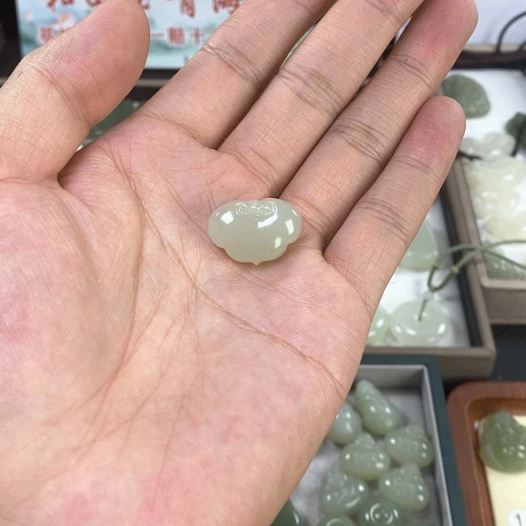 落***好和田玉未镶嵌颈饰