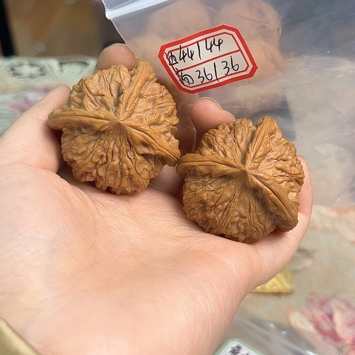 文玩核桃把件红狮子头三棱