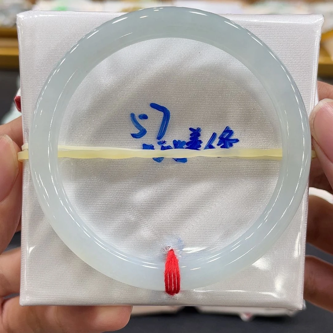 翡翠手镯未镶嵌翡翠