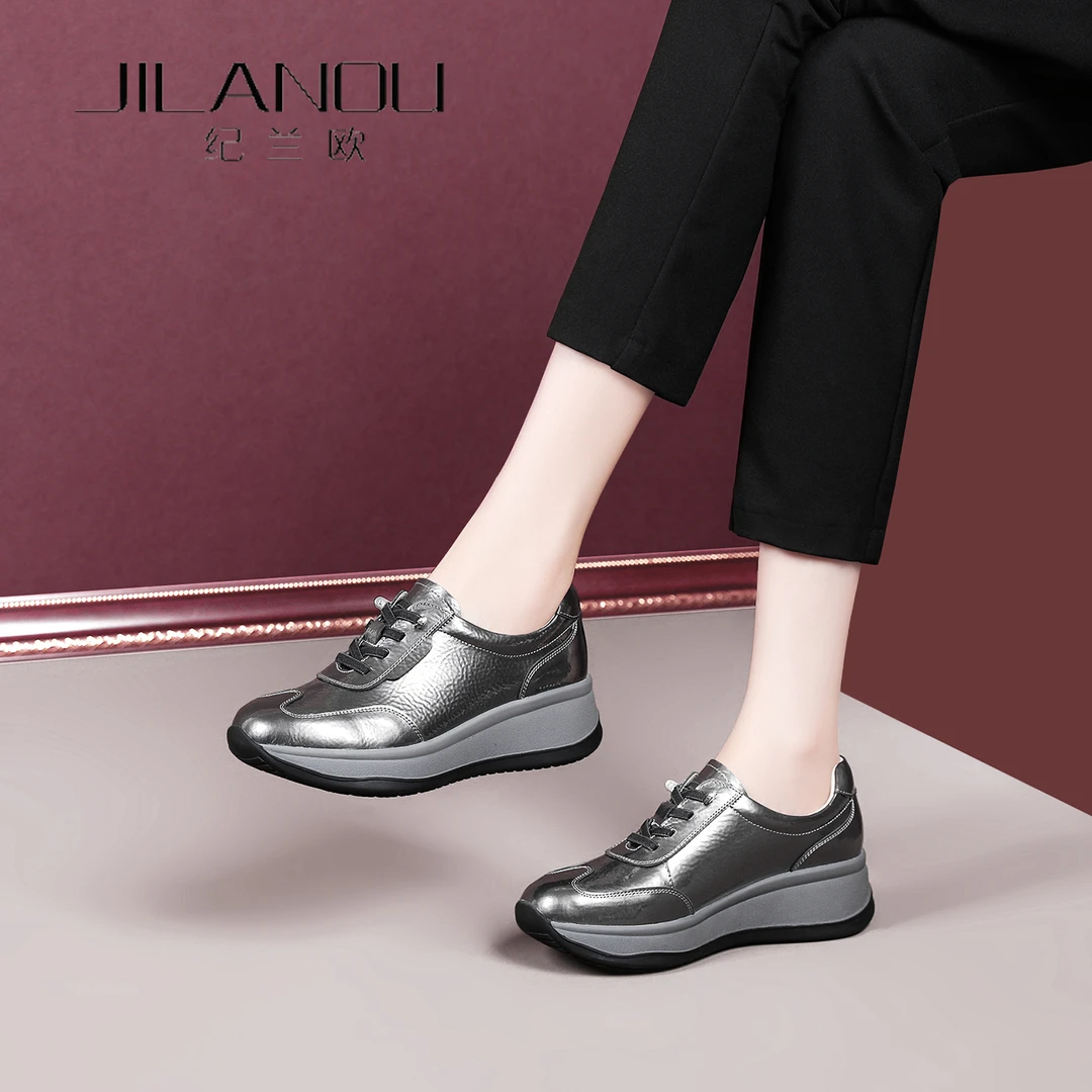真皮运动休闲鞋女春秋2025新款厚底德训妈妈单鞋软底旅游健步女鞋