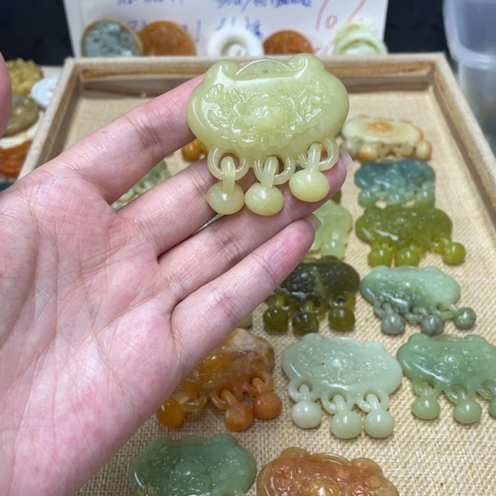 告***别合金蛇纹石玉颈饰