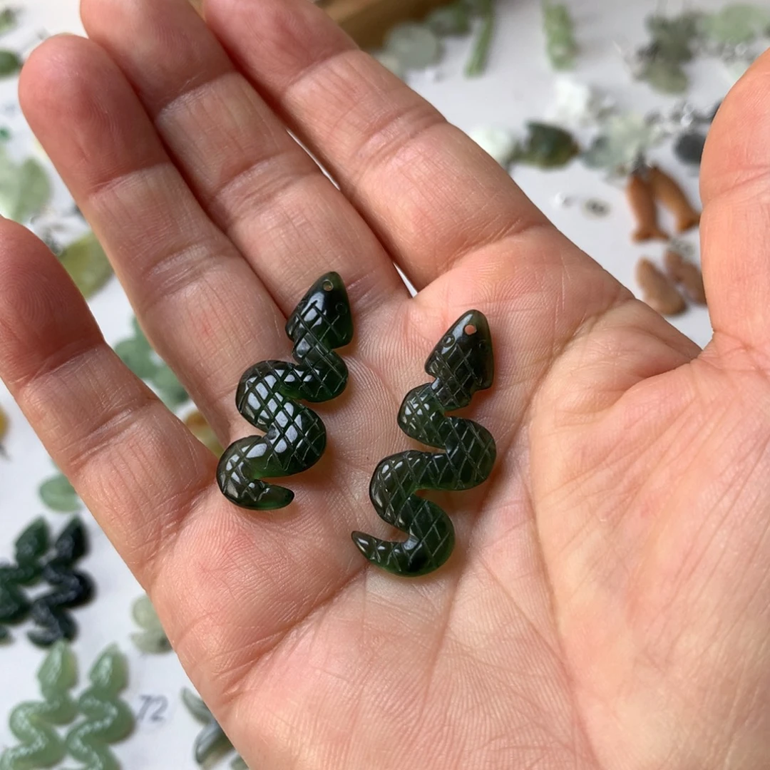 素***）蛇纹石玉未镶嵌耳坠