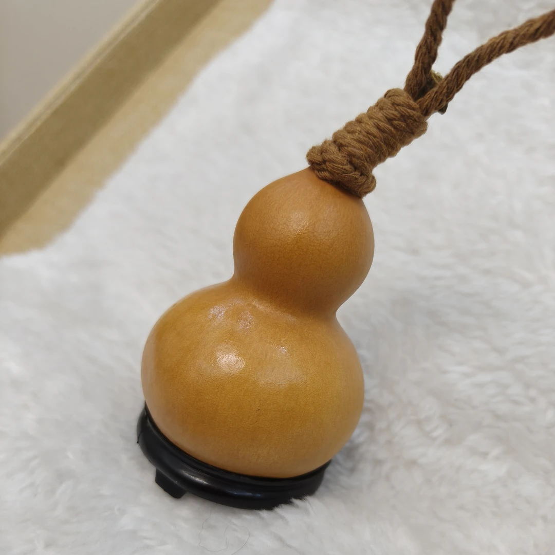 四六肚手把葫芦，高6公分左右，下肚5.4工分左右。全品无暇，老皮