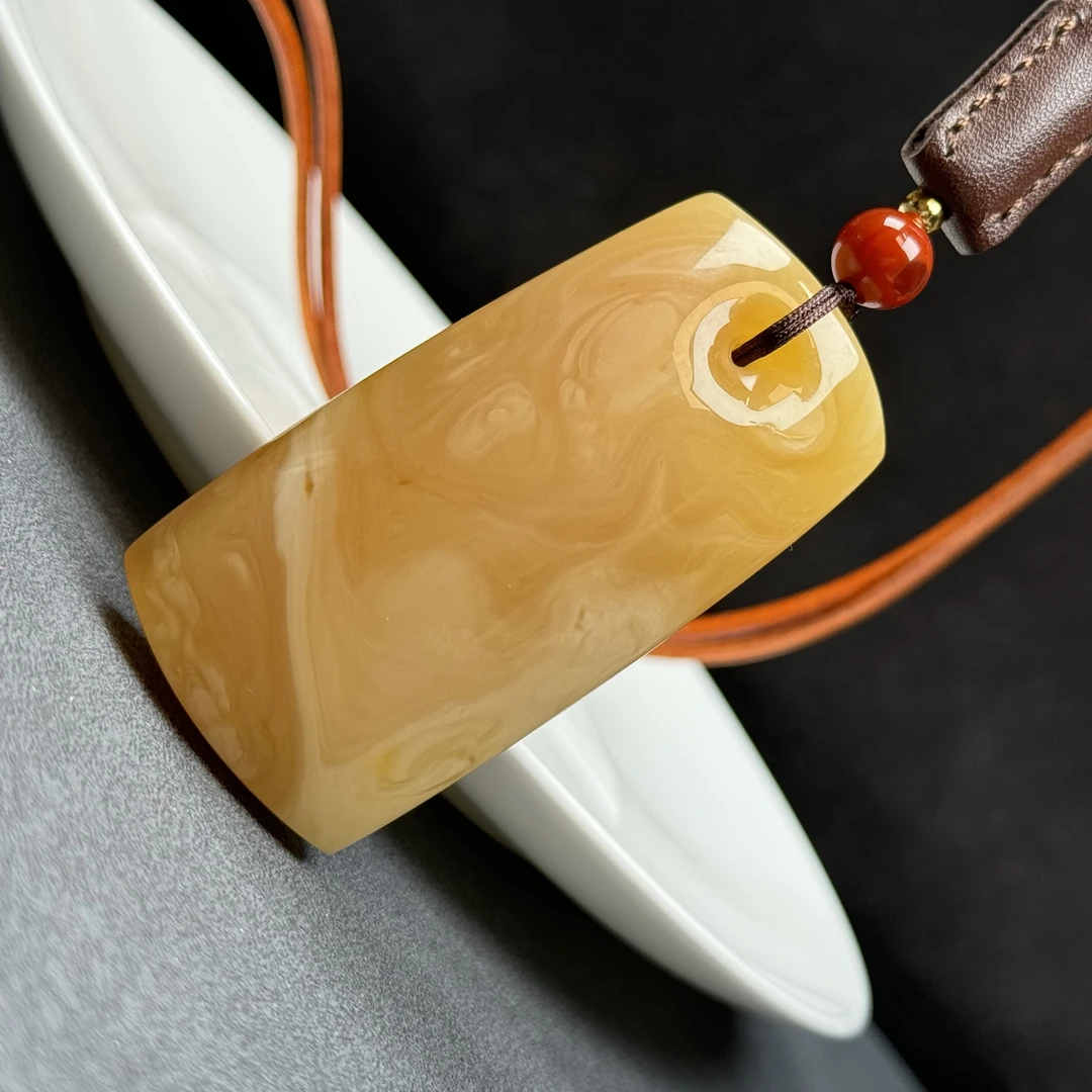 Y1776天然蜜蜡 无事牌 30.8*61*22.5mm 29.54克 100克价