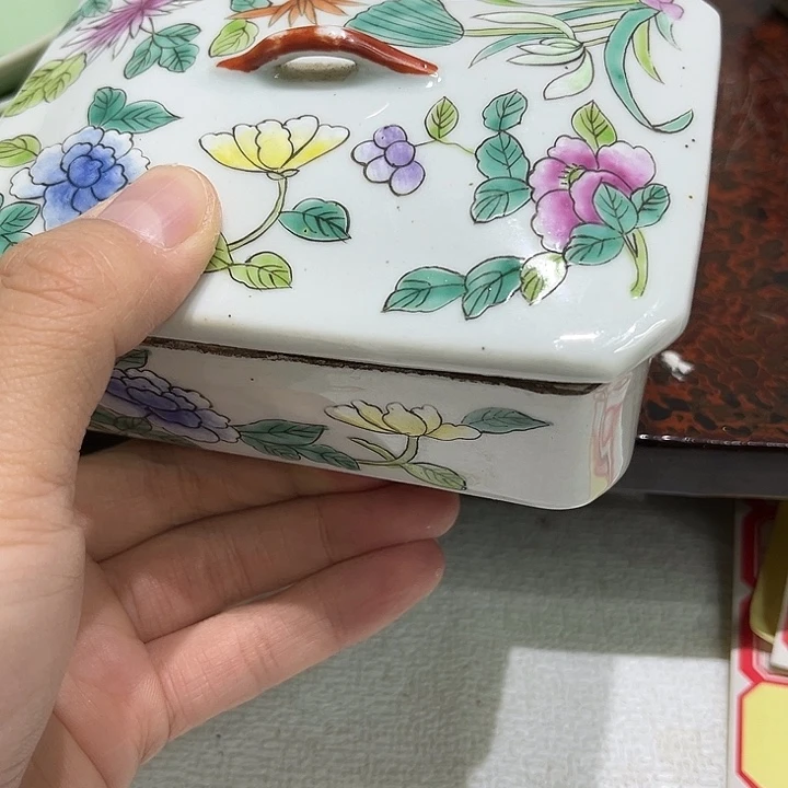 与***同瓷片精美的陶瓷摆件……