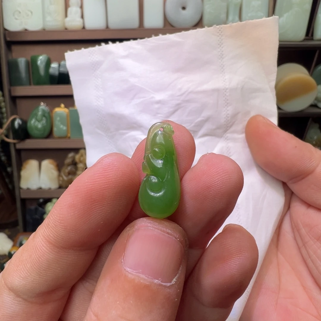 和田玉未镶嵌颈饰俄碧乌兰海冰底浓苹果绿小滴流如意镶嵌级