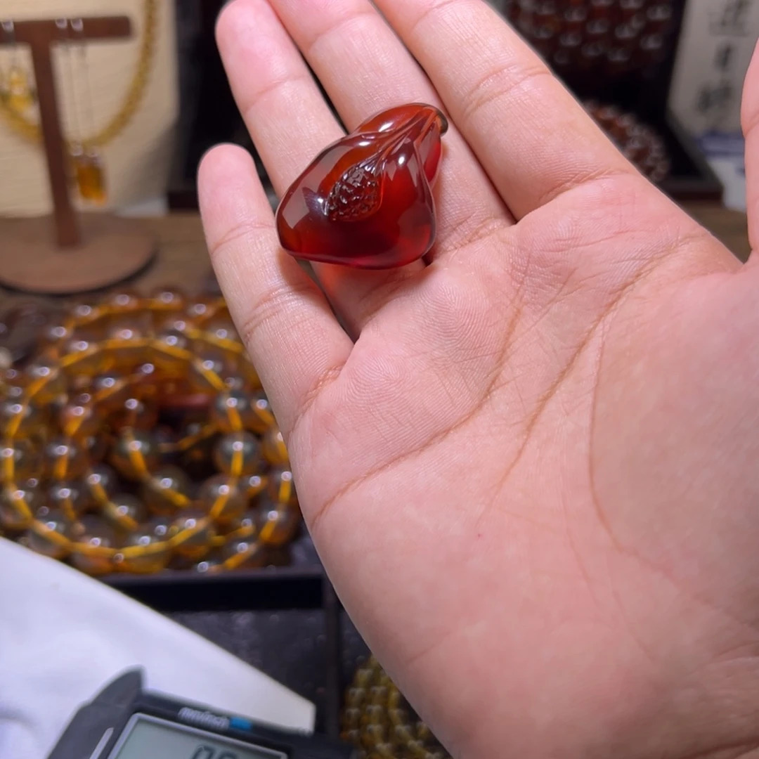 琥珀未镶嵌颈饰血珀玉兰花