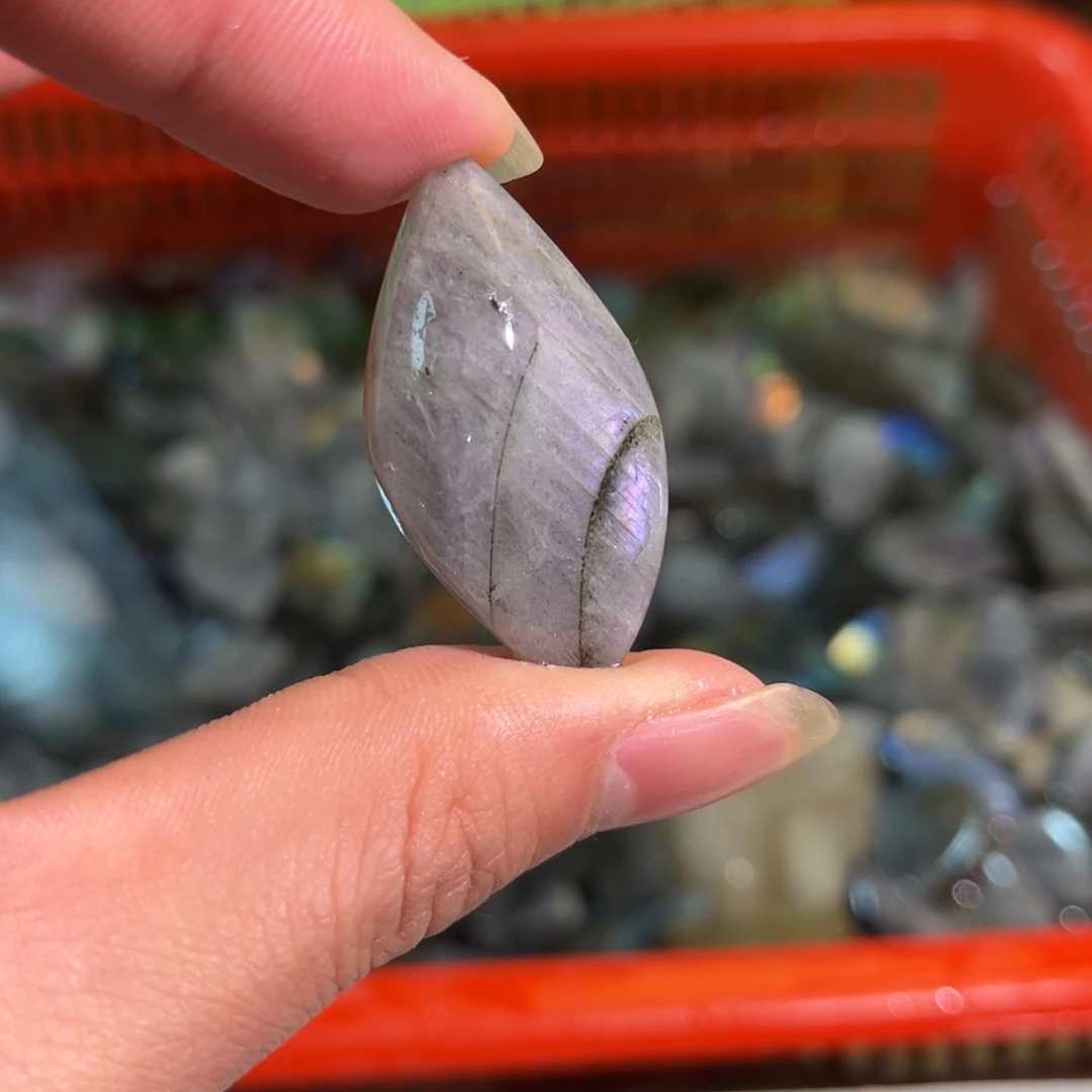 拉长石吊坠未镶嵌阴****女