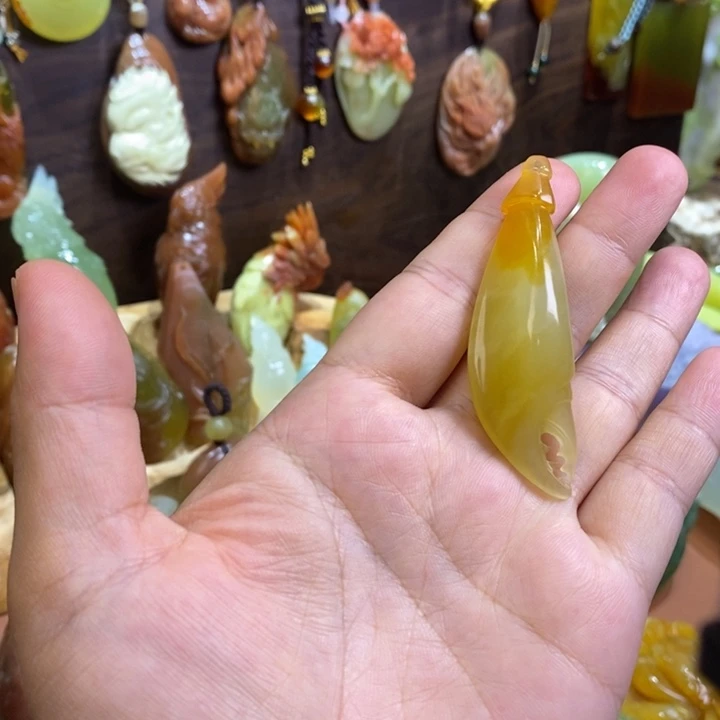 蛇纹石玉未镶嵌颈饰
