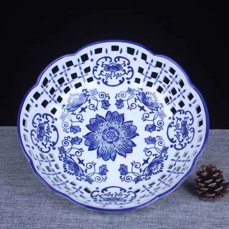 青花瓷四足镂空果盘