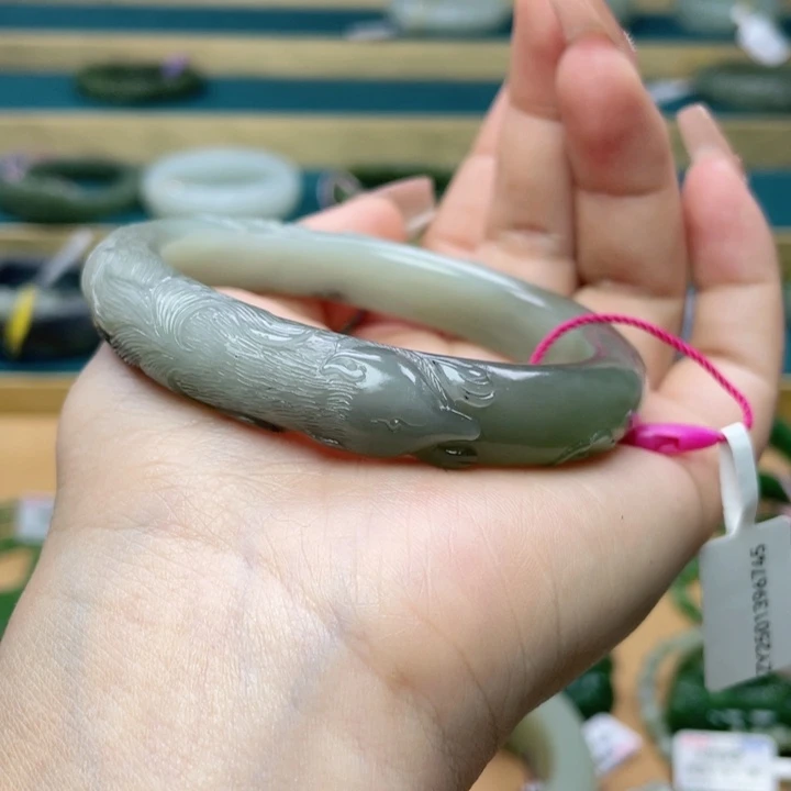 和田玉手镯58圈口。编号84未镶嵌