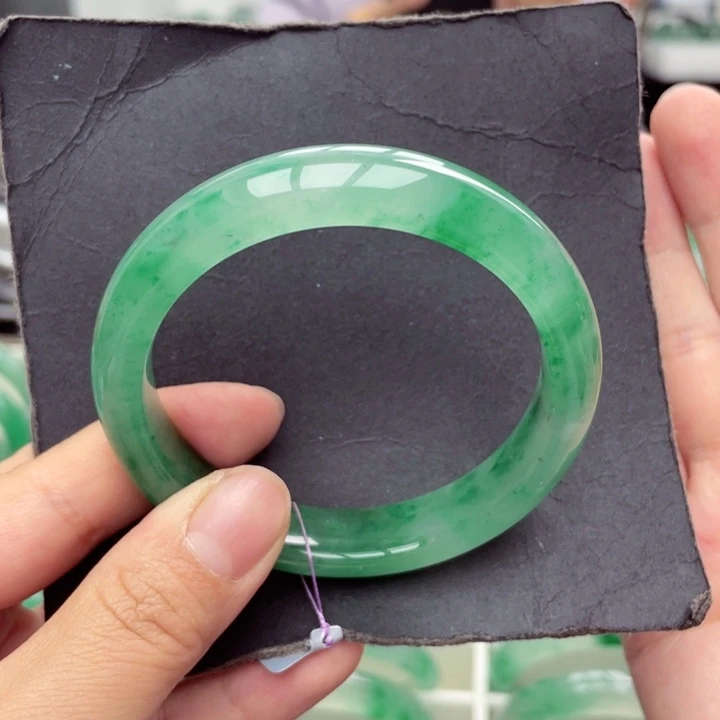 石英质玉手镯未镶嵌青****发