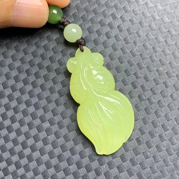 和田玉黄口料金鱼吊坠
