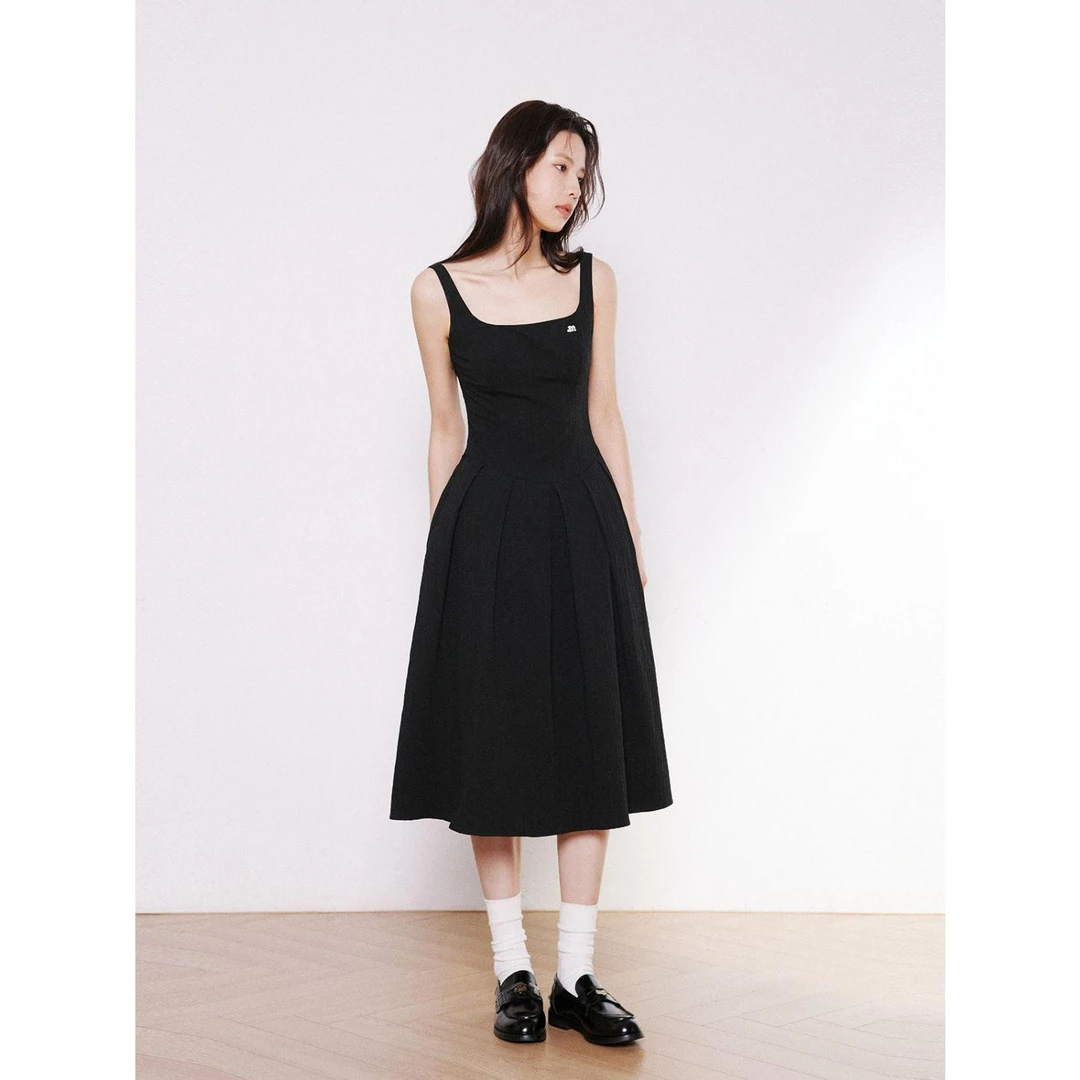 1200法式高级感赫本风吊带露背小黑裙2024收腰a字连衣裙子女夏季