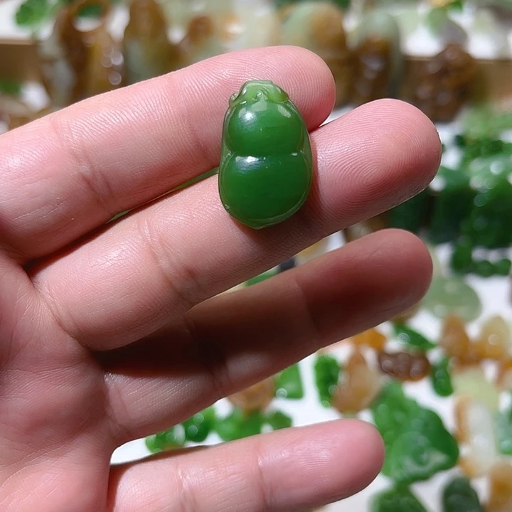 颈饰未镶嵌和田玉（碧玉）